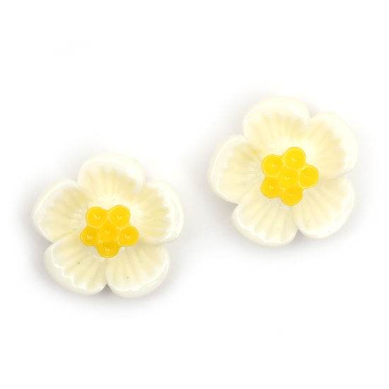 Weiße Pflaumenblüten mit goldfarbenen Clips