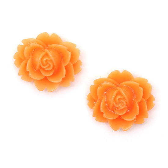 Orange Blumen mit goldfarbenen Clips
